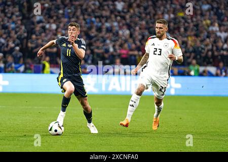 Ryan Christie 11 Schottland und Robert Andrich 23 Deutschland in Aktion beim Eröffnungsspiel der Europameisterschaft Deutschland - Schottland AM 14.06.2024. München Munich Football Arena Bayern Deutschland *** Ryan Christie 11 Scozia e Robert Andrich 23 Germania in azione alla partita di apertura del Campionato europeo Germania Scozia il 14 06 2024 Monaco Monaco Monaco Football Arena Bayern Germania Foto Stock