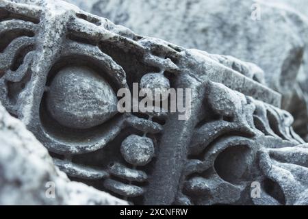 I resti di colonne di pietra scolpite nell'antica città in rovina di Perge vicino ad Antalya in Turchia in una giornata di sole, una classica destinazione turistica di un giorno. Foto Stock