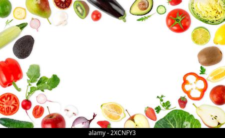 Cornice con diversi tipi di frutta e verdura isolati su sfondo bianco. Copia spazio, vista dall'alto Foto Stock