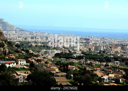 Vista panoramica di Palermo dal balcone della Cattedrale di Monreale in Sicilia Foto Stock