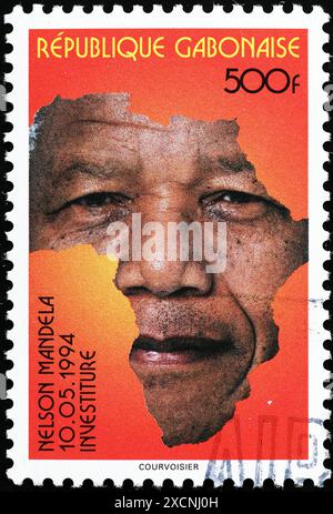 Silhouette dell'Africa con il volto di Mandela su francobollo Foto Stock