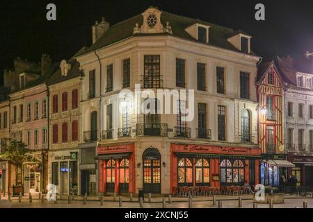 Edifici residenziali e commerciali di notte in Place de la Republique, Sens, Borgogna, dipartimento Yonne, regione Bourgogne-Franca-Comte, Francia Foto Stock