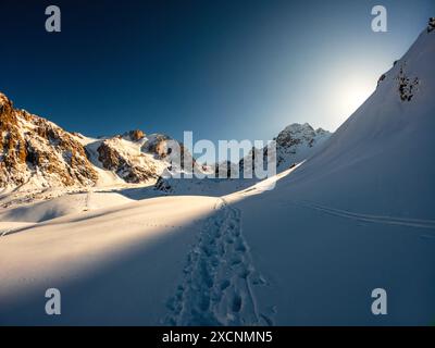 Winter Mountains Wonderland nelle montagne dell'Asia centrale: Viste accattivanti lungo un estremo sentiero escursionistico ad alta quota, con un pittoresco tramonto, in Foto Stock