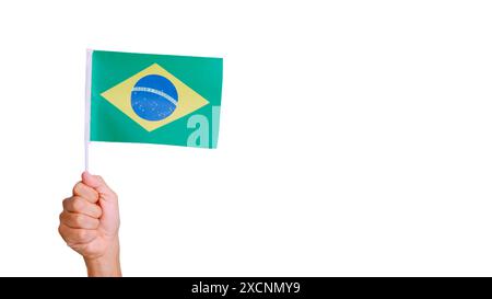 Vento che ondeggia un pennant brasiliano tenuto da una persona Foto Stock