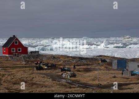 Iliminaq - un villaggio isolato ai margini della baia di Disko nella Groenlandia occidentale Foto Stock