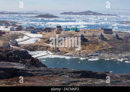 Iliminaq - un villaggio isolato ai margini della baia di Disko nella Groenlandia occidentale Foto Stock