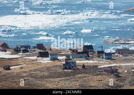 Iliminaq - un villaggio isolato ai margini della baia di Disko nella Groenlandia occidentale Foto Stock