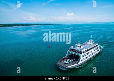 Friedrichshafen, Germania, 19 giugno 2023, veduta aerea sul traghetto svizzero da romanshorn che arriva al porto con auto e turisti a bordo Foto Stock