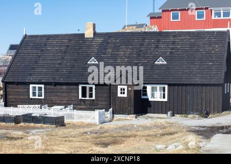 Iliminaq - un villaggio isolato ai margini della baia di Disko nella Groenlandia occidentale Foto Stock