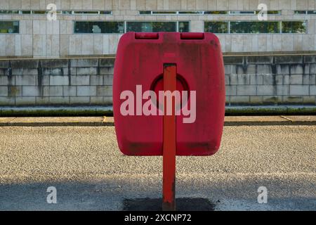 Lifebuoy su una parete laterale del Teatro dell'Opera di Copenaghen sulla riva del porto interno. Stile neo-futurismo progettato dall'architetto Henning Larsen. Foto Stock