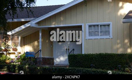 Los Angeles, California, USA 14 giugno 2024 attrice Bette Davis ex casa/casa al 2410 di Creston Drive il 14 giugno 2024 a Los Angeles, California, USA. Foto di Barry King/Alamy Stock Photo Foto Stock