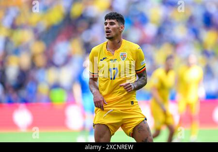 Florinel Coman Romania schaut zu, UEFA EURO 2024 - gruppo e, Romania vs Ucraina, Fussball Arena Muenchen AM 17. Giugno 2024 a Monaco, Germania. Foto von Silas Schueller/DeFodi Images Florinel Coman Romania Looks On, UEFA EURO 2024 - gruppo e, Romania vs Ucraina, Munich Football Arena il 17 giugno 2024 a Monaco di Baviera, Germania. Foto di Silas Schueller/DeFodi Images Defodi-738 738 ROUUKR 20240617 358 *** Florinel Coman Romania Looks On, UEFA EURO 2024 gruppo e, Romania vs Ucraina, Munich Football Arena il 17 giugno 2024 a Monaco di Baviera, Germania foto di Silas Schueller DeFodi Images Florinel Coman Romania Foto Stock