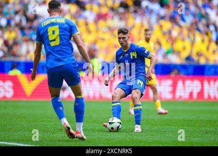 Georgiy Sudakov Ucraina ad Aktion, UEFA EURO 2024 - gruppo e, Romania vs Ucraina, Fussball Arena Muenchen AM 17. Giugno 2024 a Monaco, Germania. Foto von Silas Schueller/DeFodi Images Georgiy Sudakov Ucraina controlla il pallone, UEFA EURO 2024 - gruppo e, Romania vs Ucraina, Monaco Football Arena il 17 giugno 2024 a Monaco, Germania. Foto di Silas Schueller/DeFodi Images Defodi-738 738 ROUUKR 20240617 419 *** Georgiy Sudakov Ucraina in azione, UEFA EURO 2024 gruppo e, Romania vs Ucraina, Munich Football Arena il 17 giugno 2024 a Monaco di Baviera, Germania foto di Silas Schueller DeFodi Images Georgiy S. Foto Stock