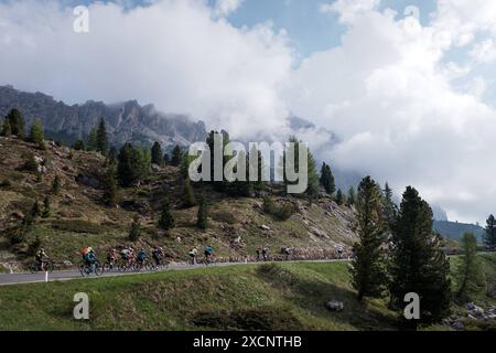 Sella Ronda Bikeday in den Dolomiten nella regione der alta Badia. Die sogenannte Sella Runde Gilt als eine der für Alpentouren schönsten Radfahrer. Auf etwas über 50km überquert MAN 4 Alpenpässe rund um die Sellagruppe. Die Pässe sind der passo Gardena Grödener Joch, passo Sella, passo Pordoi und der passo Campolongo. 2 mal pro Jahr findet der Sella Ronda Bikeday statt. An diesem Tag sind die Straßen nur für Radfahrer freigegeben. Bis zu 20,000 Teilnehmer. Radfahrer am Anstieg zum passo Gardena Dolomiten *** Sella Ronda Bikeday nelle Dolomiti in alta Badia il cosiddetto Sella Round i. Foto Stock