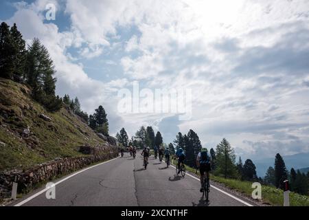 Sella Ronda Bikeday in den Dolomiten nella regione der alta Badia. Die sogenannte Sella Runde Gilt als eine der für Alpentouren schönsten Radfahrer. Auf etwas über 50km überquert MAN 4 Alpenpässe rund um die Sellagruppe. Die Pässe sind der passo Gardena Grödener Joch, passo Sella, passo Pordoi und der passo Campolongo. 2 mal pro Jahr findet der Sella Ronda Bikeday statt. An diesem Tag sind die Straßen nur für Radfahrer freigegeben. Bis zu 20,000 Teilnehmer. Radfahrer am Anstieg zum passo Gardena Dolomiten *** Sella Ronda Bikeday nelle Dolomiti in alta Badia il cosiddetto Sella Round i. Foto Stock