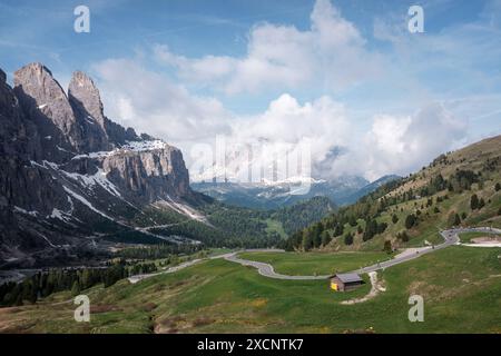 Sella Ronda Bikeday in den Dolomiten nella regione der alta Badia. Die sogenannte Sella Runde Gilt als eine der für Alpentouren schönsten Radfahrer. Auf etwas über 50km überquert MAN 4 Alpenpässe rund um die Sellagruppe. Die Pässe sind der passo Gardena Grödener Joch, passo Sella, passo Pordoi und der passo Campolongo. 2 mal pro Jahr findet der Sella Ronda Bikeday statt. An diesem Tag sind die Straßen nur für Radfahrer freigegeben. Bis zu 20,000 Teilnehmer. Blick auf der Grödener Joch. Dolomiten *** Sella Ronda Bikeday nelle Dolomiti in alta Badia è considerato il cosiddetto Sella Round Foto Stock