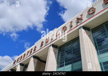 Facciata principale della famosa fabbrica Art Deco Hoover, Perivale, Londra, Regno Unito. Aperto nel 1933, ora convertito in appartamenti da IDM Properties Foto Stock