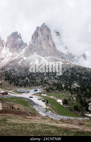 Sella Ronda Bikeday in den Dolomiten nella regione der alta Badia. Die sogenannte Sella Runde Gilt als eine der für Alpentouren schönsten Radfahrer. Auf etwas über 50km überquert MAN 4 Alpenpässe rund um die Sellagruppe. Die Pässe sind der passo Gardena Grödener Joch, passo Sella, passo Pordoi und der passo Campolongo. 2 mal pro Jahr findet der Sella Ronda Bikeday statt. An diesem Tag sind die Straßen nur für Radfahrer freigegeben. Bis zu 20,000 Teilnehmer. Radfahrer beim Anstieg zum passo Sella. Dolomiten *** Sella Ronda Bikeday nelle Dolomiti in alta Badia il cosiddetto Sella Round Foto Stock