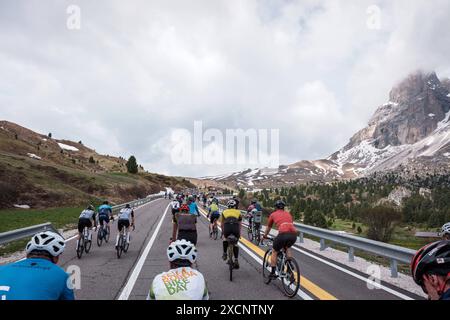 Sella Ronda Bikeday in den Dolomiten nella regione der alta Badia. Die sogenannte Sella Runde Gilt als eine der für Alpentouren schönsten Radfahrer. Auf etwas über 50km überquert MAN 4 Alpenpässe rund um die Sellagruppe. Die Pässe sind der passo Gardena Grödener Joch, passo Sella, passo Pordoi und der passo Campolongo. 2 mal pro Jahr findet der Sella Ronda Bikeday statt. An diesem Tag sind die Straßen nur für Radfahrer freigegeben. Bis zu 20,000 Teilnehmer. Radfahrer beim Anstieg zum passo Sella. Dolomiten *** Sella Ronda Bikeday nelle Dolomiti in alta Badia il cosiddetto Sella Round Foto Stock