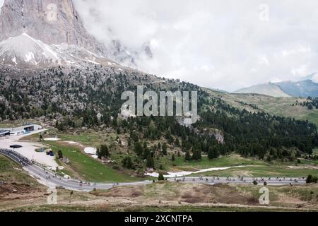 Sella Ronda Bikeday in den Dolomiten nella regione der alta Badia. Die sogenannte Sella Runde Gilt als eine der für Alpentouren schönsten Radfahrer. Auf etwas über 50km überquert MAN 4 Alpenpässe rund um die Sellagruppe. Die Pässe sind der passo Gardena Grödener Joch, passo Sella, passo Pordoi und der passo Campolongo. 2 mal pro Jahr findet der Sella Ronda Bikeday statt. An diesem Tag sind die Straßen nur für Radfahrer freigegeben. Bis zu 20,000 Teilnehmer. Radfahrer beim Anstieg zum passo Sella. Dolomiten *** Sella Ronda Bikeday nelle Dolomiti in alta Badia il cosiddetto Sella Round Foto Stock