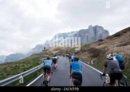 Sella Ronda Bikeday in den Dolomiten nella regione der alta Badia. Die sogenannte Sella Runde Gilt als eine der für Alpentouren schönsten Radfahrer. Auf etwas über 50km überquert MAN 4 Alpenpässe rund um die Sellagruppe. Die Pässe sind der passo Gardena Grödener Joch, passo Sella, passo Pordoi und der passo Campolongo. 2 mal pro Jahr findet der Sella Ronda Bikeday statt. An diesem Tag sind die Straßen nur für Radfahrer freigegeben. Bis zu 20,000 Teilnehmer. Radfahrer beim Anstieg zum passo Sella. Dolomiten *** Sella Ronda Bikeday nelle Dolomiti in alta Badia il cosiddetto Sella Round Foto Stock