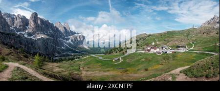 Sella Ronda Bikeday in den Dolomiten nella regione der alta Badia. Die sogenannte Sella Runde Gilt als eine der für Alpentouren schönsten Radfahrer. Auf etwas über 50km überquert MAN 4 Alpenpässe rund um die Sellagruppe. Die Pässe sind der passo Gardena Grödener Joch, passo Sella, passo Pordoi und der passo Campolongo. 2 mal pro Jahr findet der Sella Ronda Bikeday statt. An diesem Tag sind die Straßen nur für Radfahrer freigegeben. Bis zu 20,000 Teilnehmer. Grödener Joch Panorama. Dolomiten *** Sella Ronda Bikeday nelle Dolomiti in alta Badia è considerato il cosiddetto Sella Round Foto Stock