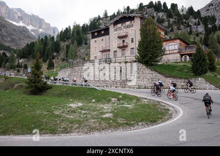 Sella Ronda Bikeday in den Dolomiten nella regione der alta Badia. Die sogenannte Sella Runde Gilt als eine der für Alpentouren schönsten Radfahrer. Auf etwas über 50km überquert MAN 4 Alpenpässe rund um die Sellagruppe. Die Pässe sind der passo Gardena Grödener Joch, passo Sella, passo Pordoi und der passo Campolongo. 2 mal pro Jahr findet der Sella Ronda Bikeday statt. An diesem Tag sind die Straßen nur für Radfahrer freigegeben. Bis zu 20,000 Teilnehmer. Radfahrer beim Anstieg zum passo Pordio. Im Hintergrund das Hotel Pordio. Dolomiten *** Sella Ronda Bikeday nelle Dolomiti in alta Badia Foto Stock