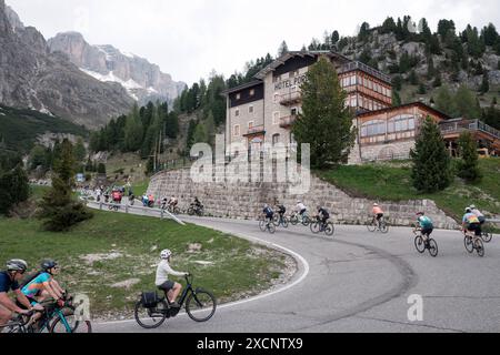 Sella Ronda Bikeday in den Dolomiten nella regione der alta Badia. Die sogenannte Sella Runde Gilt als eine der für Alpentouren schönsten Radfahrer. Auf etwas über 50km überquert MAN 4 Alpenpässe rund um die Sellagruppe. Die Pässe sind der passo Gardena Grödener Joch, passo Sella, passo Pordoi und der passo Campolongo. 2 mal pro Jahr findet der Sella Ronda Bikeday statt. An diesem Tag sind die Straßen nur für Radfahrer freigegeben. Bis zu 20,000 Teilnehmer. Radfahrer beim Anstieg zum passo Pordio. Im Hintergrund das Hotel Pordio. Dolomiten *** Sella Ronda Bikeday nelle Dolomiti in alta Badia Foto Stock