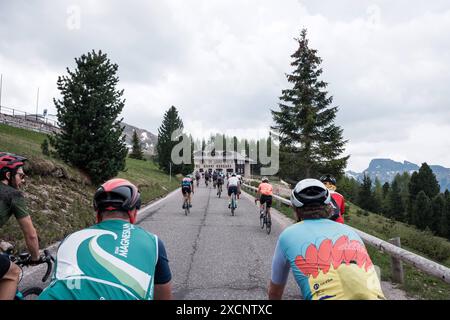 Sella Ronda Bikeday in den Dolomiten nella regione der alta Badia. Die sogenannte Sella Runde Gilt als eine der für Alpentouren schönsten Radfahrer. Auf etwas über 50km überquert MAN 4 Alpenpässe rund um die Sellagruppe. Die Pässe sind der passo Gardena Grödener Joch, passo Sella, passo Pordoi und der passo Campolongo. 2 mal pro Jahr findet der Sella Ronda Bikeday statt. An diesem Tag sind die Straßen nur für Radfahrer freigegeben. Bis zu 20,000 Teilnehmer. Radfahrer beim Anstieg zum passo Pordio. Im Hintergrund das Hotel Pordio. Dolomiten *** Sella Ronda Bikeday nelle Dolomiti in alta Badia Foto Stock