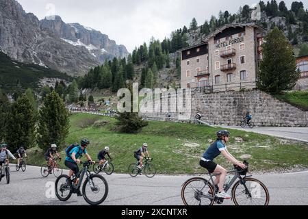 Sella Ronda Bikeday in den Dolomiten nella regione der alta Badia. Die sogenannte Sella Runde Gilt als eine der für Alpentouren schönsten Radfahrer. Auf etwas über 50km überquert MAN 4 Alpenpässe rund um die Sellagruppe. Die Pässe sind der passo Gardena Grödener Joch, passo Sella, passo Pordoi und der passo Campolongo. 2 mal pro Jahr findet der Sella Ronda Bikeday statt. An diesem Tag sind die Straßen nur für Radfahrer freigegeben. Bis zu 20,000 Teilnehmer. Radfahrer beim Anstieg zum passo Pordio. Im Hintergrund das Hotel Pordio. Dolomiten *** Sella Ronda Bikeday nelle Dolomiti in alta Badia Foto Stock