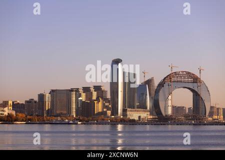 Baku. Azerbaigian. 01.12.2021. Bellissimi nuovi edifici in costruzione nel centro della città. Foto Stock