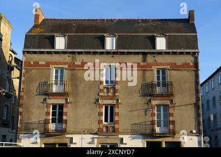 Francia, Bretagna, parte meridionale del dipartimento Finistère, Concarneau, quai carnot, facciata Foto Stock