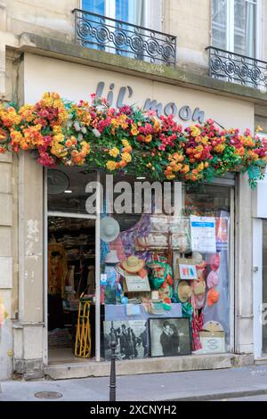 Francia, regione Ile de France, 3° arrondissement di Parigi, le Marais, 74 rue du Temple, negozio 'LIL Moon', facciata fiorita Foto Stock