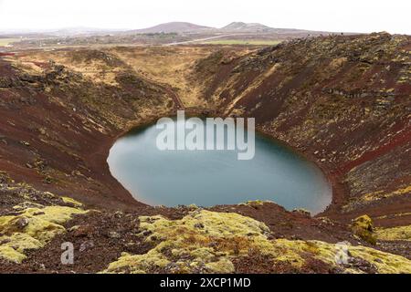 Lago vulcanico Kerid (Kerið) nella zona di Grimsnes, Islanda meridionale, con suolo vulcanico coperto di muschio. Foto Stock