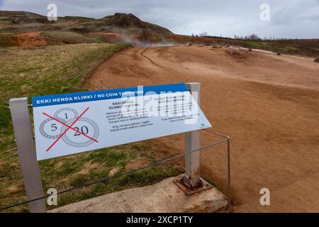 Geysir, Islanda, 14.05.22. Cartello di informazione turistica "non gettate monete" nella zona geotermica di Geysir nella valle Haukadular, Islanda. Foto Stock