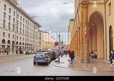 Monaco di Baviera, Germania - 20 dicembre 2023: Veduta della Maximilianstrasse. A Monaco è uno dei quattro viali reali della città vicino alla Brienner Strasse Foto Stock