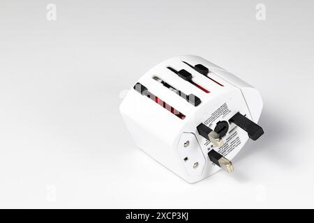 Adattatore universale, adattatore da viaggio isolato su sfondo bianco. Foto Stock