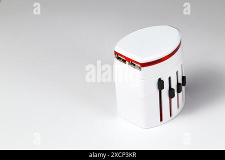 Adattatore universale, adattatore da viaggio isolato su sfondo bianco. Foto Stock