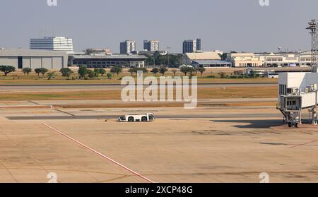 Aerei rimorchiatori, macchina per spingere indietro l'aeromobile verso la pista di rullaggio nei servizi di assistenza a terra. Foto Stock