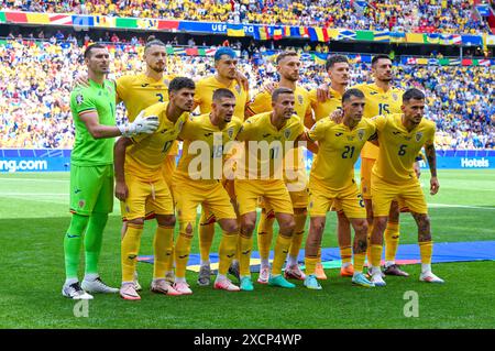 Florin Nita Romania, Radu Dragusin Romania, Florinel Coman Romania, Razvan Marin Romania, Nicusor Bancu Romania, Nicolae Stanciu Romania, Marius Marin Romania, Andrei Burca Romania, Andrei Ratiu Romania, Denis Dragus Romania und Dennis Man Romania schauen beim Mannschaftsbild waehrend des Spiels der UEFA EURO 2024 - Gruppe e zwischen Rumänien und Ukraine, Fussball Arena München am 17. Giugno 2024 a München, Deutschland. Foto von Florin Nita Romania, Radu Dragusin Romania, Florinel Coman Romania, Razvan Marin Romania, Nicusor Bancu Romania, Nicolae Stanciu Romania, Marius Marin Romania, Andrei Foto Stock