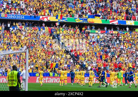 Tifosi e Spieler von Rumaenien bejubeln den Sieg waehrend des Spiels der UEFA EURO 2024 - Gruppe e zwischen Rumänien und Ukraine, Fussball Arena München AM 17. Giugno 2024 a München, Deutschland. Foto von i tifosi e i giocatori rumeni celebrano la vittoria durante la partita UEFA EURO 2024 - gruppo e tra Romania e Ucraina alla Munich Football Arena il 17 giugno 2024 a Monaco, Germania. Foto di Defodi-738 738 ROUUKR 20240617 505 *** i tifosi e i giocatori della Romania celebrano la vittoria durante la partita UEFA EURO 2024 del gruppo e tra Romania e Ucraina, Munich Football Arena il 17 giugno 2024 a Monaco, Germa Foto Stock