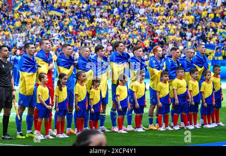 Spieler der Ukraine bei der Nationalhymne in Flaggen waehrend des Spiels der UEFA EURO 2024 - Gruppe e zwischen Rumänien und Ukraine, Fussball Arena München AM 17. Giugno 2024 a München, Deutschland. Foto von Players dell'Ucraina canta con orgoglio l'inno nazionale durante la partita UEFA EURO 2024 - gruppo e tra Romania e Ucraina alla Munich Football Arena il 17 giugno 2024 a Monaco, Germania. Foto di Defodi-738 738 ROUUKR 20240617 475 *** i giocatori ucraini che cantano con orgoglio l'inno nazionale durante la partita UEFA EURO 2024 del gruppo e tra Romania e Ucraina alla Munich Football Arena di J Foto Stock