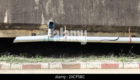 Frammenti di vecchi tubi grandi in PVC per acque reflue. Dopo molti anni di attività. Foto Stock