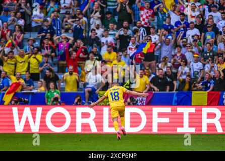 Razvan Marin Romania bejubelt Sein Tor, UEFA EURO 2024 - gruppo e, Romania vs Ucraina, Fussball Arena Muenchen AM 17. Giugno 2024 a Monaco, Germania. Foto von Silas Schueller/DeFodi Images Razvan Marin Romania celebra il suo gol, UEFA EURO 2024 - gruppo e, Romania vs Ucraina, Munich Football Arena il 17 giugno 2024 a Muenchen, Germania. Foto di Silas Schueller/DeFodi Images Defodi-738 738 ROUUKR 20240617 382 *** Razvan Marin Romania celebra il suo gol, UEFA EURO 2024 gruppo e, Romania vs Ucraina, Munich Football Arena il 17 giugno 2024 a Monaco di Baviera, Germania foto di Silas Schueller DeFodi Image Foto Stock