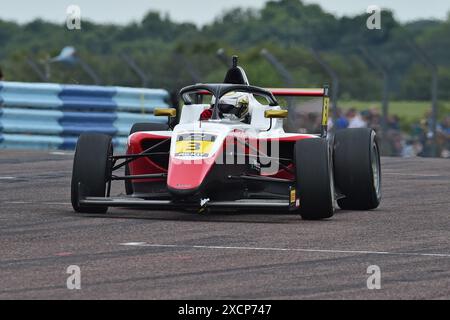 Nina Gademan, Fortec Motorsport, ROKIT F4 British Championship, certificata dalla FIA, tre gare di venti minuti nel weekend sul rapido Thruxton Foto Stock