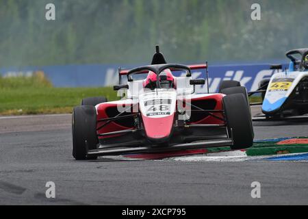 Alzando una ruota, Alex Berg, Fortec Motorsport, ROKIT F4 British Championship, certificato dalla FIA, tre gare di venti minuti nel fine settimana Foto Stock