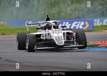 Su tre ruote uscendo dalla chicane, Deagen Fairclough, HiTech Pulse-Eight, ROKIT F4 British Championship, certificato dalla FIA, tre venti minuti r Foto Stock