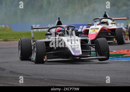 Su tre ruote al Club chicane, Chloe Chong, JHR Developments, ROKIT F4 British Championship, certificato dalla FIA, tre gare venti minuti ove Foto Stock