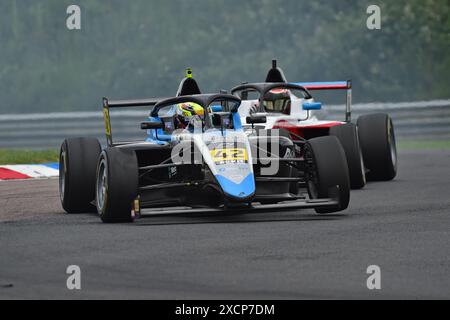 Sollevare un whhel al Club chicane, Rowan Campbell-Pilling, Phinsys by Argenti, ROKIT F4 British Championship, certificato dalla FIA, tre venti minuti Foto Stock