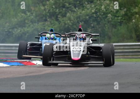 Ella Lloyd, JHR Developments, ROKIT F4 British Championship, certificato dalla FIA, tre gare di venti minuti nel weekend sul rapido Thruxton ci Foto Stock